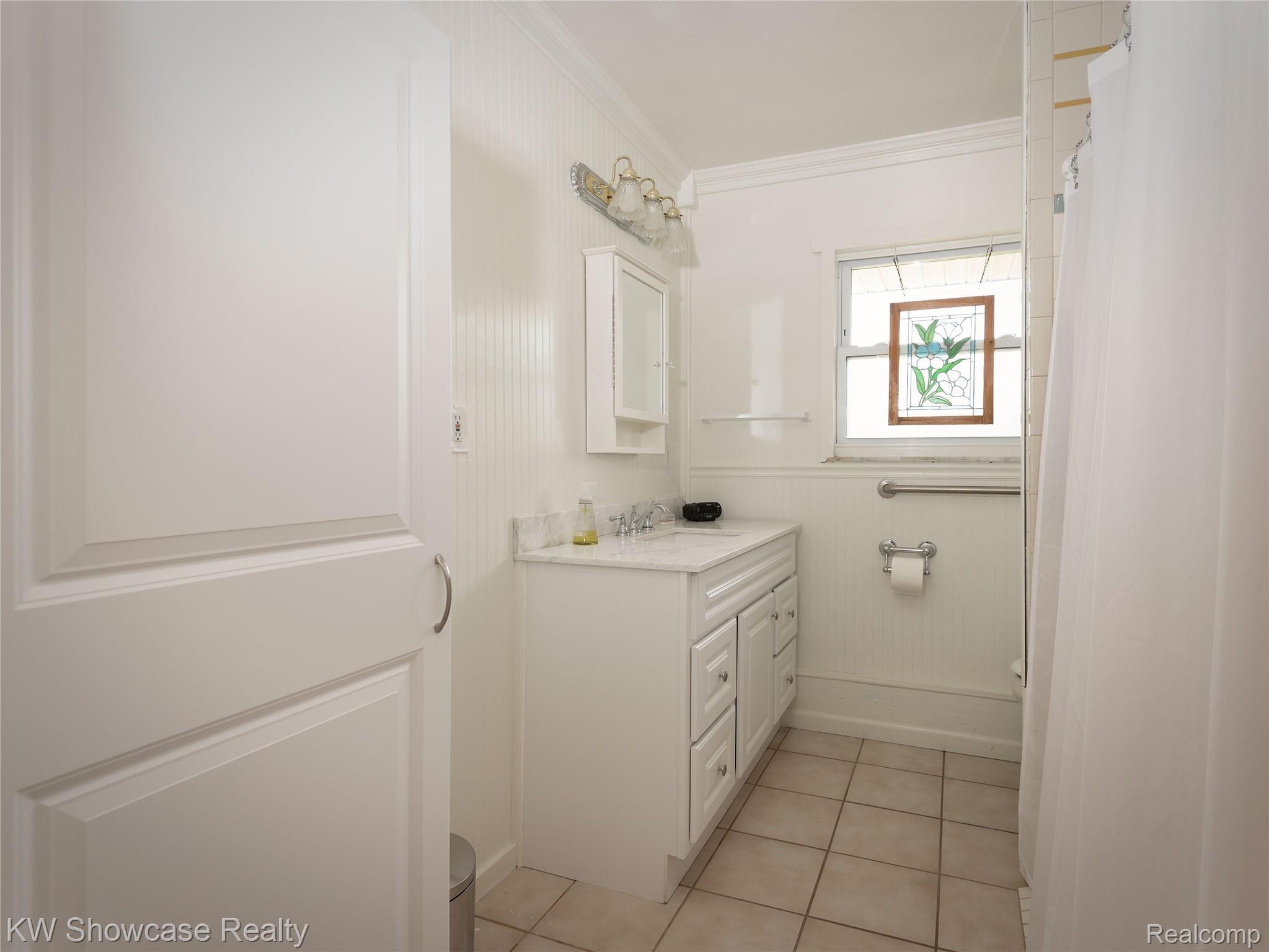 6020 North Tipsico Lake Road Holly, MI 48442 - Photo 24 of 54 25 ENTRY LEVEL BATH ROOM.jpg