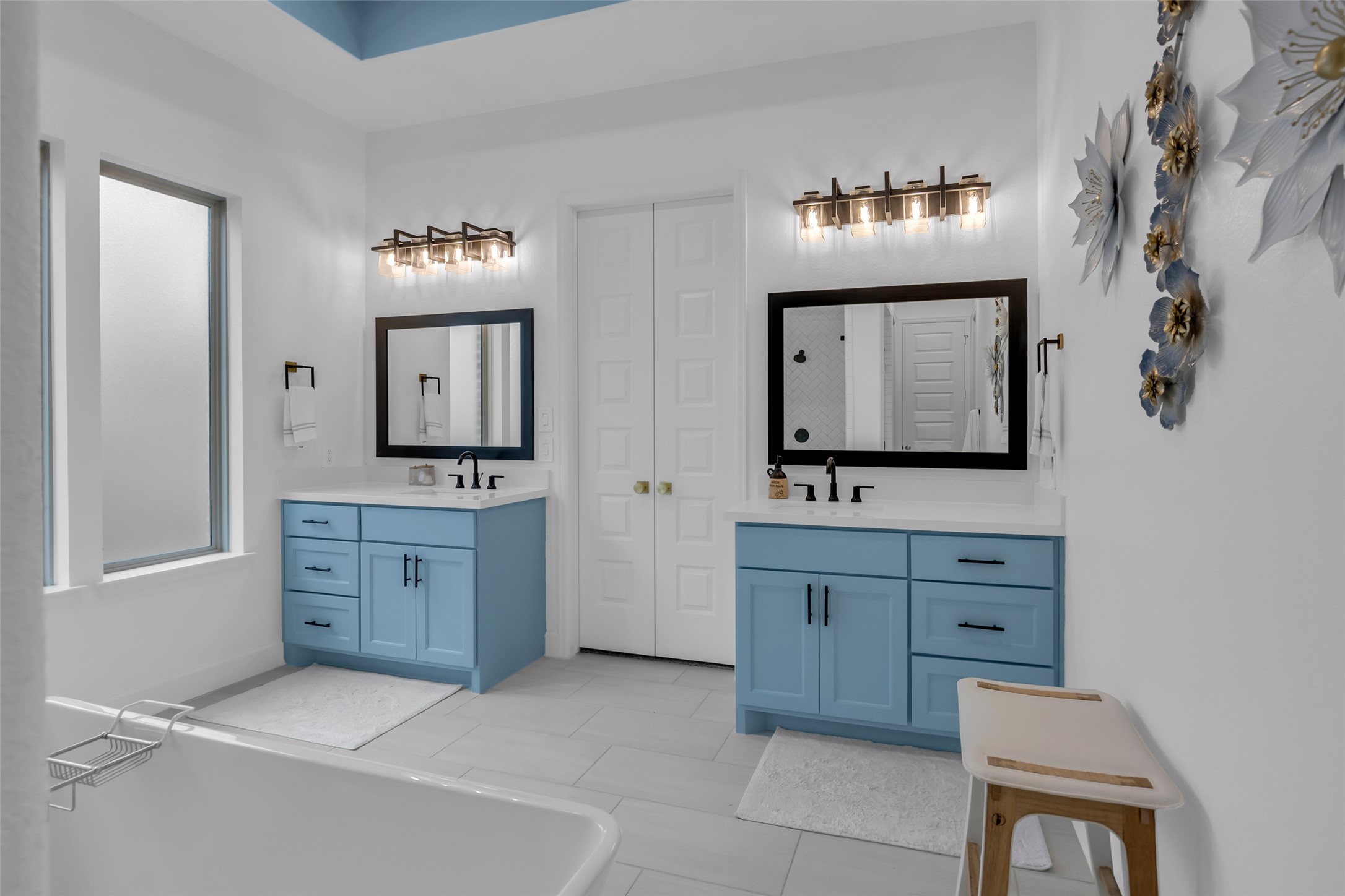 633 North Rivus Overlook Drive Willis, TX 77318 - Photo 15 of 27 Separate vanities in Primary bath
