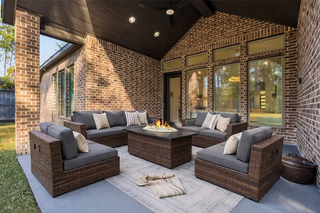 $658,980 | 633 North Rivus Overlook Drive, Willis, TX 77318