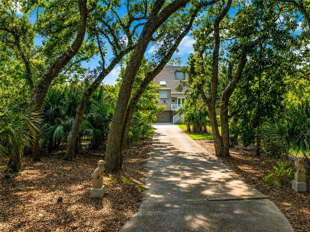 Private drive into this wonderful property