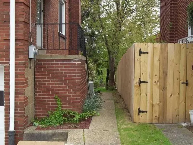 a view of a entrance gate of the house