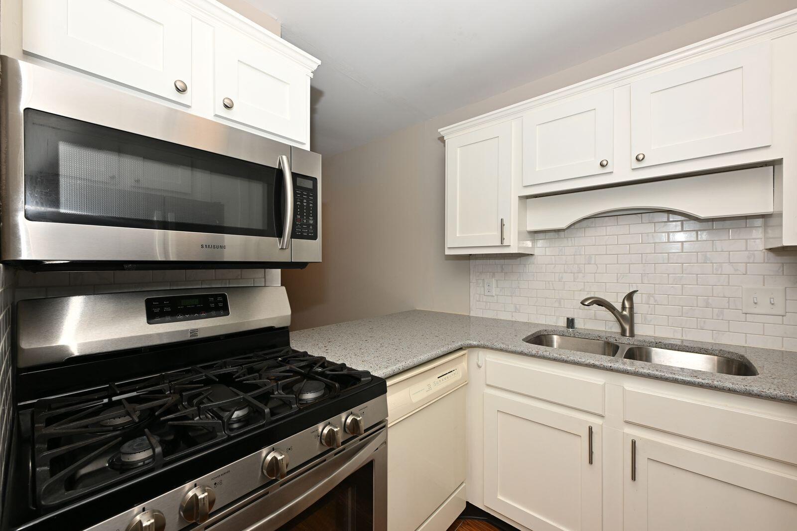 11957 West Appleton Avenue, Unit 8 Milwaukee, WI 53224 - Photo 5 of 36 Appleton04