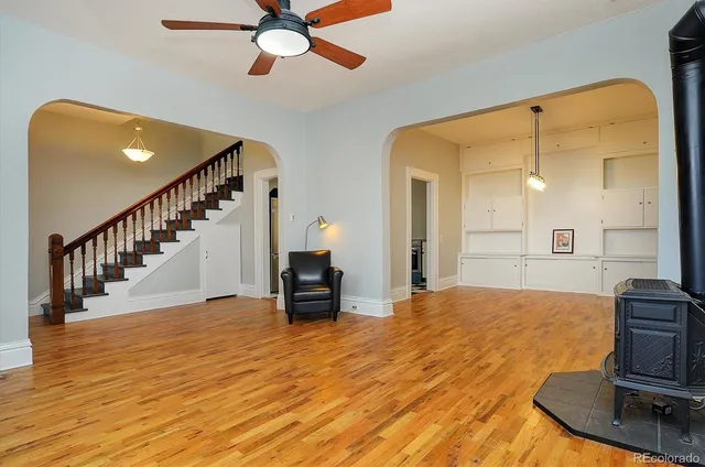 a view of livingroom with furniture and windows