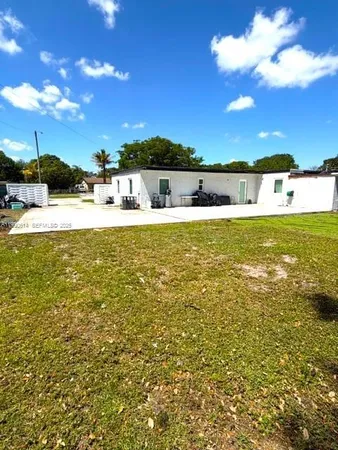a view of a yard