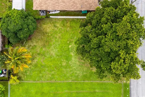 a view of a small yard