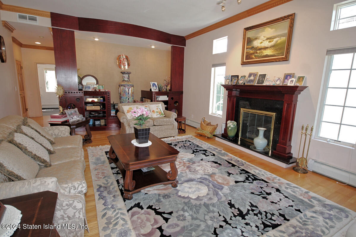 40 Charter Oak Road Staten Island, NY 10304 - Photo 12 of 56 Living Room