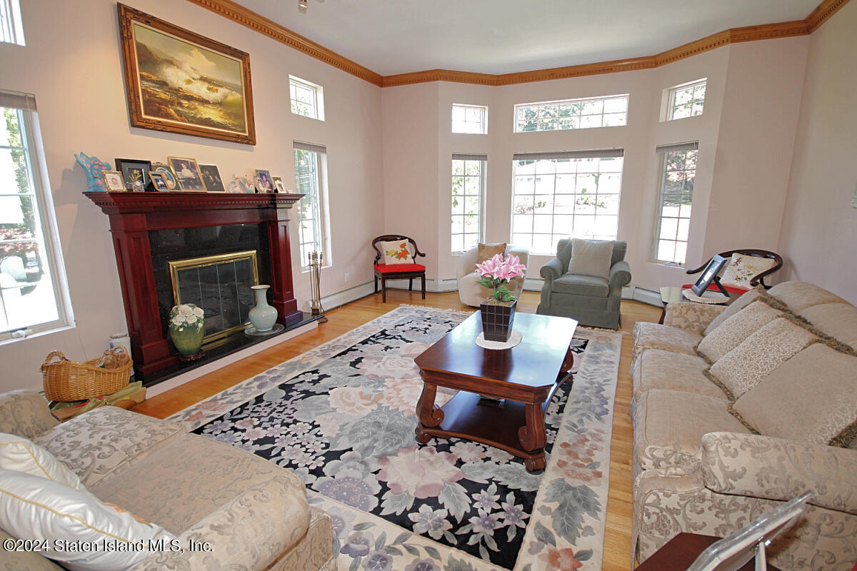 40 Charter Oak Road Staten Island, NY 10304 - Photo 13 of 56 Living Room