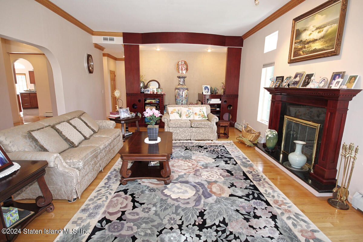 40 Charter Oak Road Staten Island, NY 10304 - Photo 14 of 56 Living Room