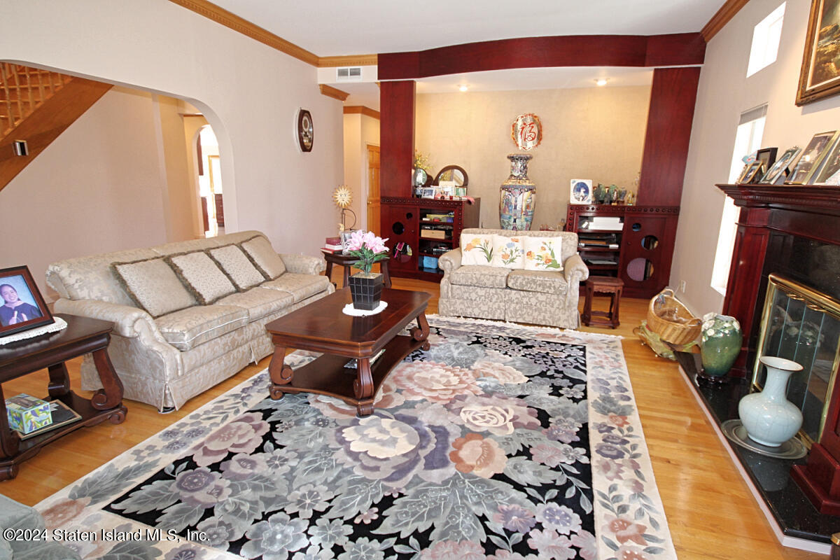 40 Charter Oak Road Staten Island, NY 10304 - Photo 15 of 56 Living Room