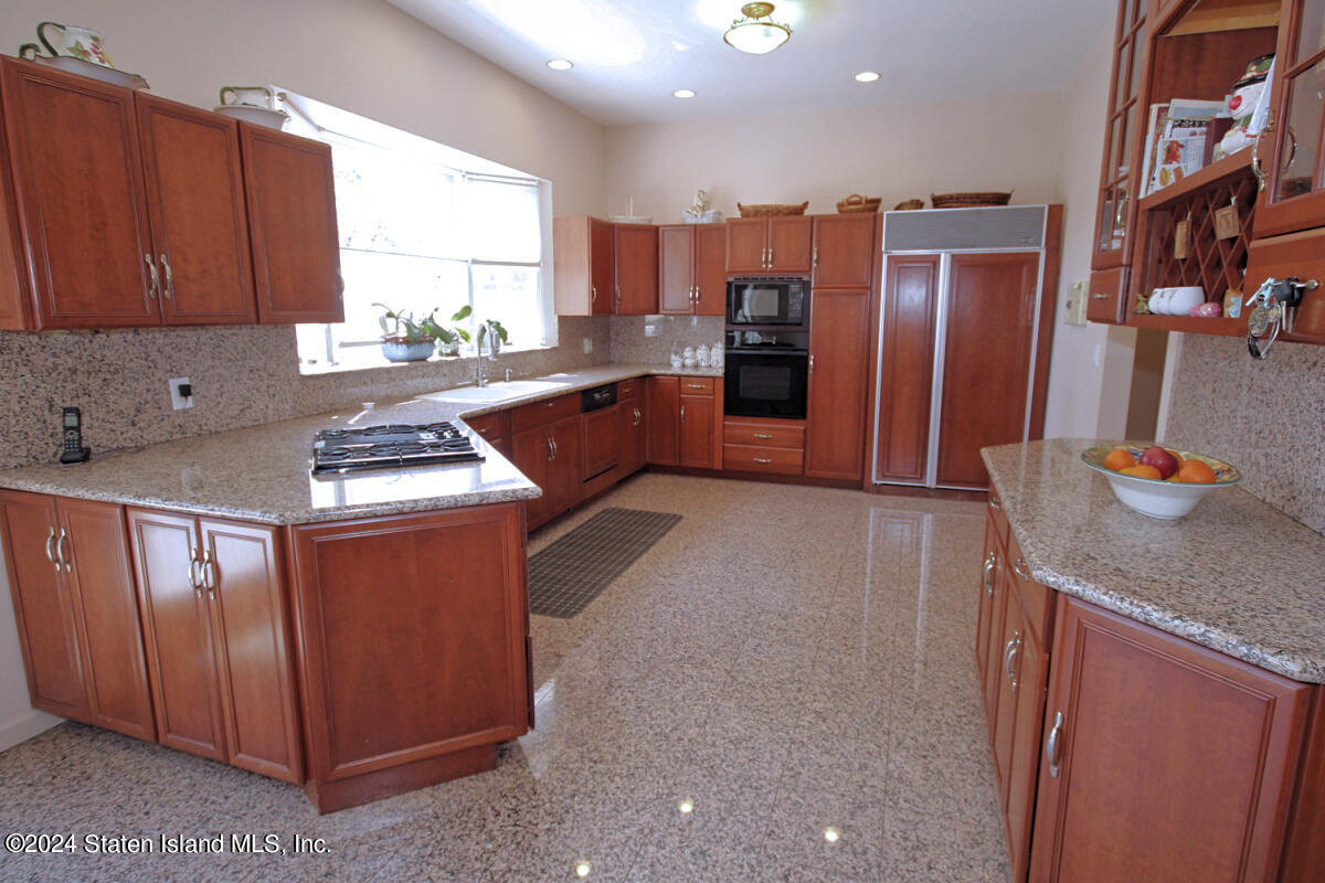 40 Charter Oak Road Staten Island, NY 10304 - Photo 17 of 56 Kitchen