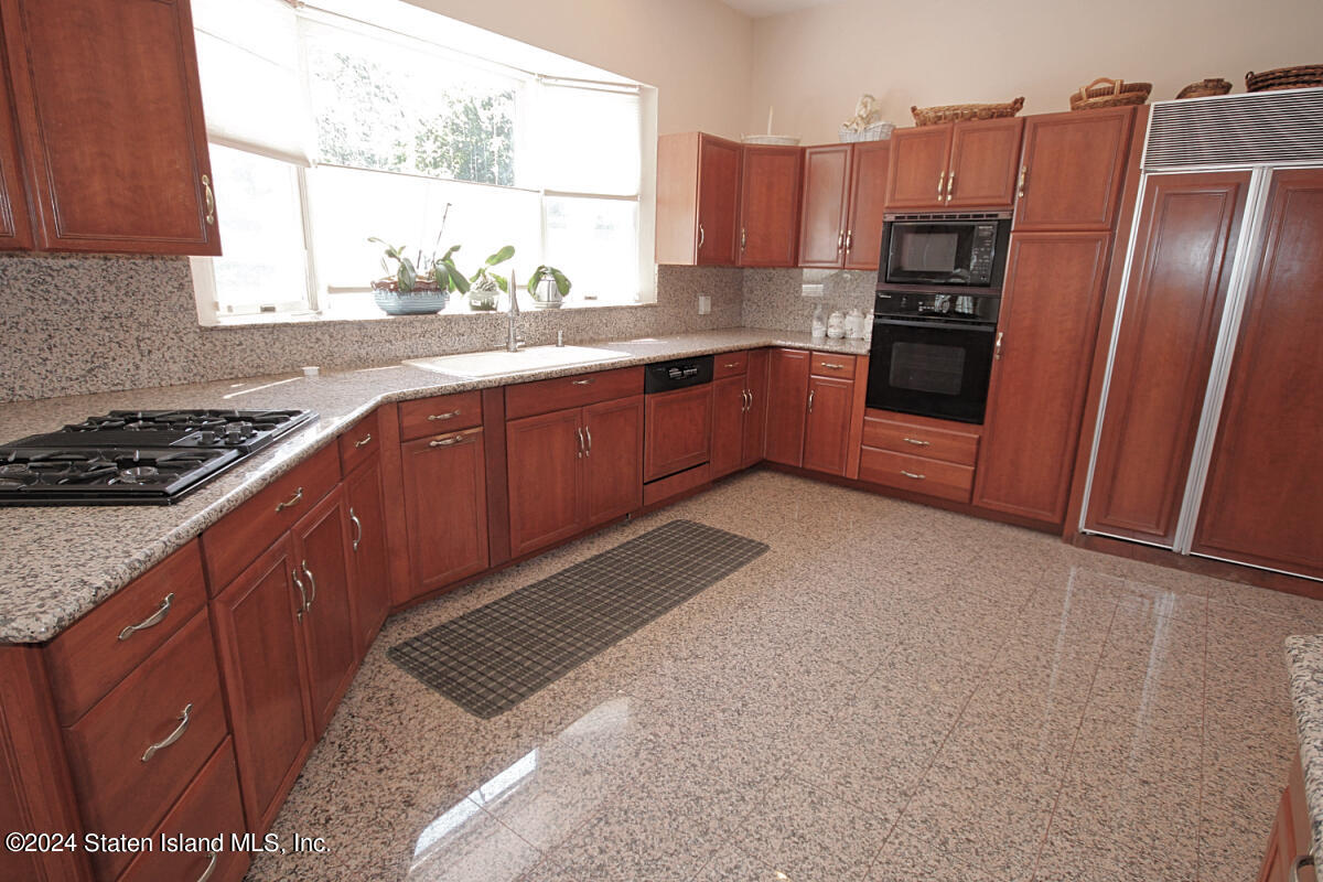 40 Charter Oak Road Staten Island, NY 10304 - Photo 18 of 56 Kitchen