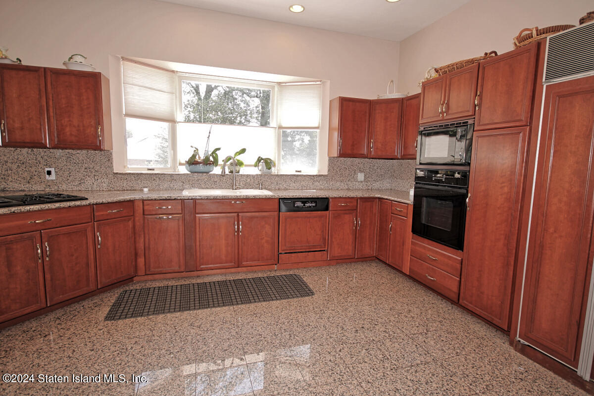40 Charter Oak Road Staten Island, NY 10304 - Photo 19 of 56 Kitchen