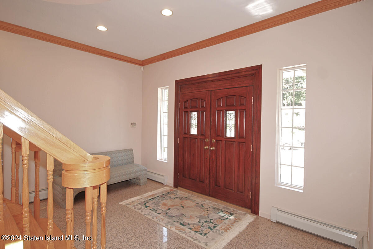 40 Charter Oak Road Staten Island, NY 10304 - Photo 6 of 56 Entryway