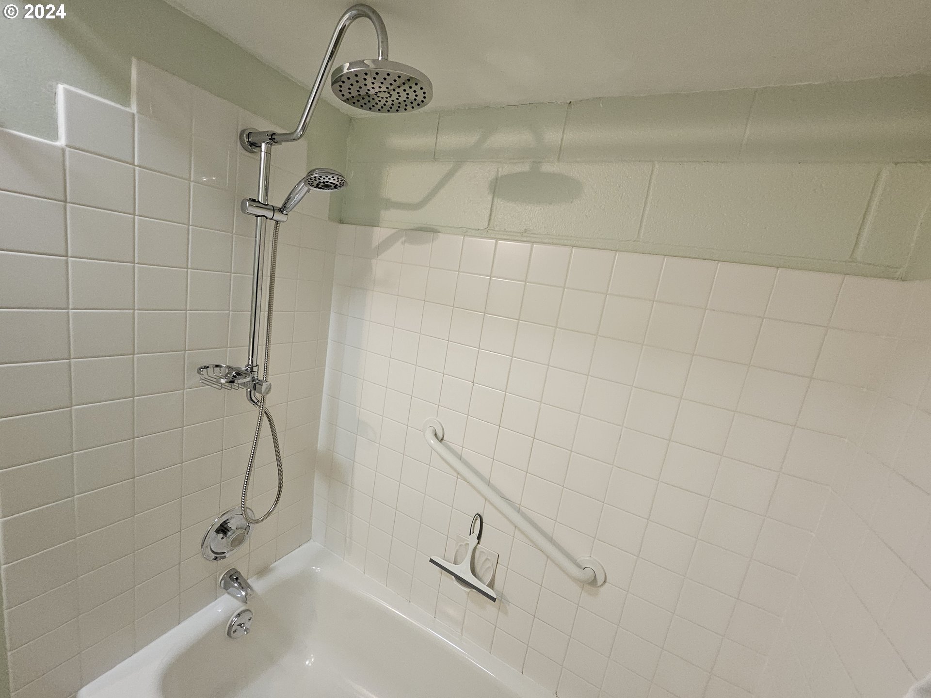 4460 Southwest Scholls Ferry Road, Unit 9A Portland, OR 97225 - Photo 20 of 34 Bathroom