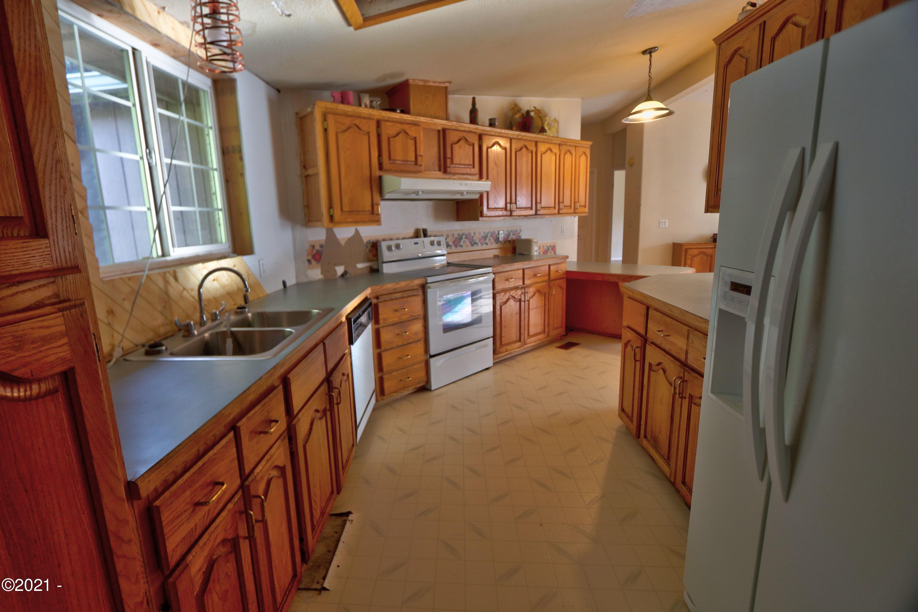 391 Sams Creek Road Logsden, OR 97357 - Photo 16 of 37 Kitchen