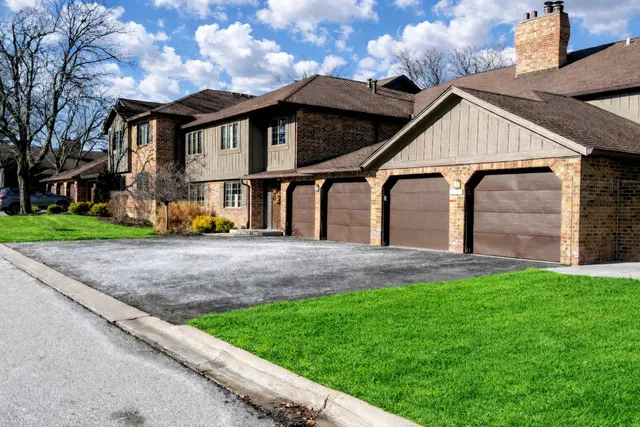 $305,000 | 7624 Arquilla Drive, Unit 1A, Palos Heights, IL 60463