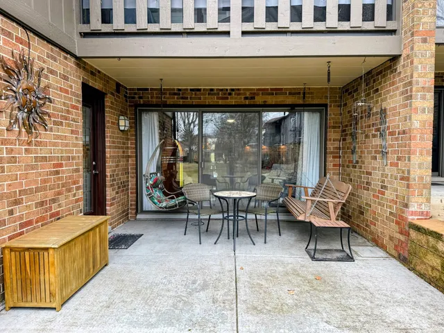 $305,000 | 7624 Arquilla Drive, Unit 1A, Palos Heights, IL 60463