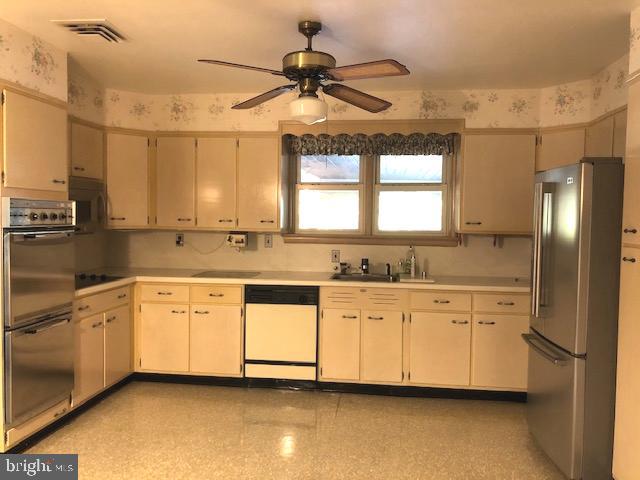 11801 Seven Locks Road Potomac, MD 20854 - Photo 4 of 10 Spacious kithen