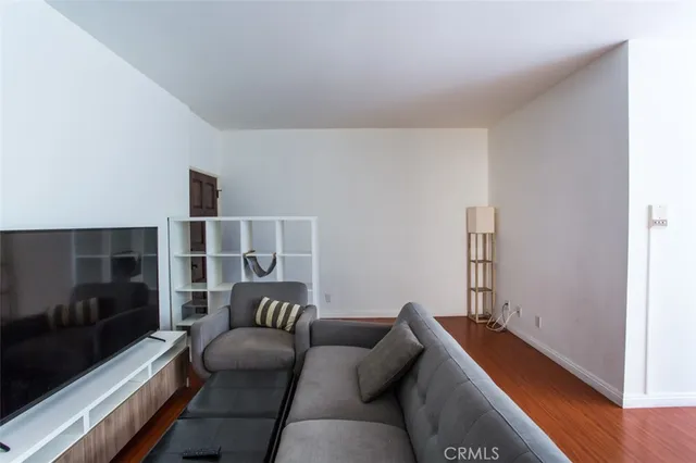 $2,980 | 3261 Sawtelle Boulevard, Unit 104, Los Angeles, CA 90066