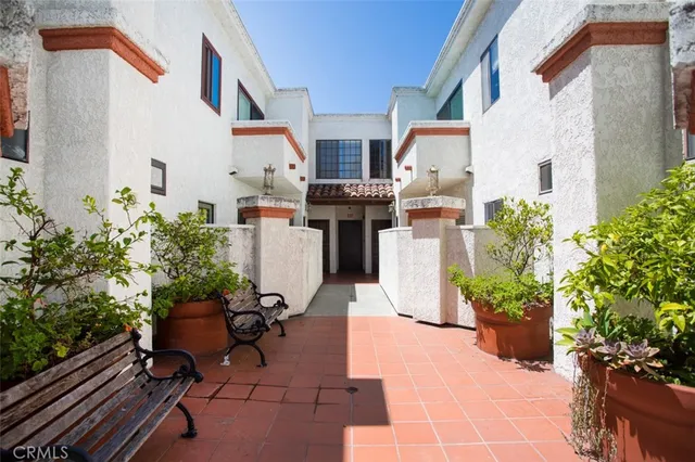 $2,980 | 3261 Sawtelle Boulevard, Unit 104, Los Angeles, CA 90066