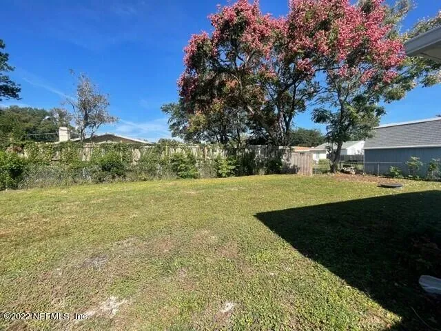a view of yard with green space
