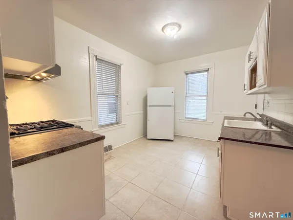 $2,100 | 517 Brooks Street, Bridgeport, CT 06608