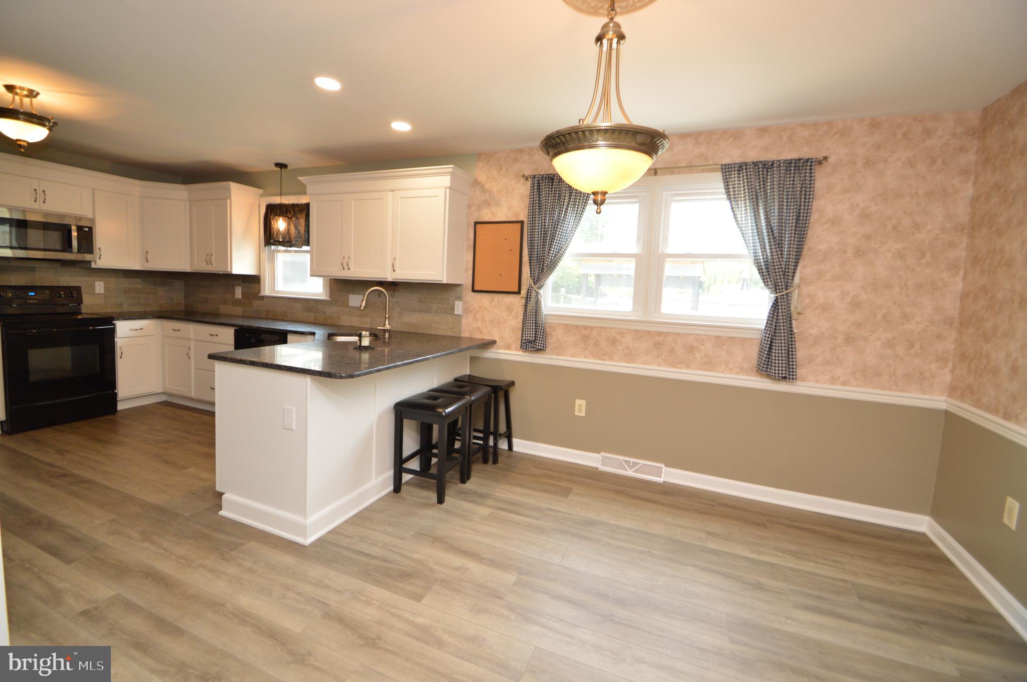 17 Fairland Road Manheim, PA 17545 - Photo 12 of 35 Kitchen & dining area