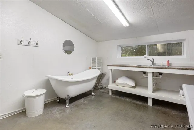 $425,000 | 21975 Highway 5, Versailles, MO 65084