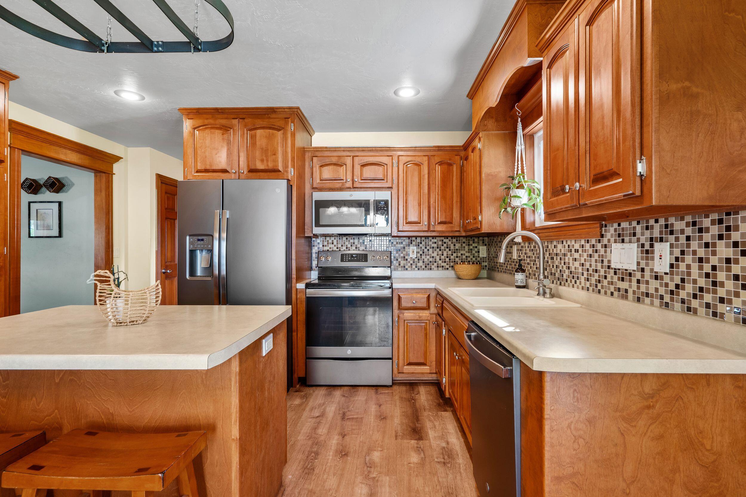 4501 North Stonebridge Court Appleton, WI 54913 - Photo 8 of 47 Updated Kitchen with Maple Cabinets