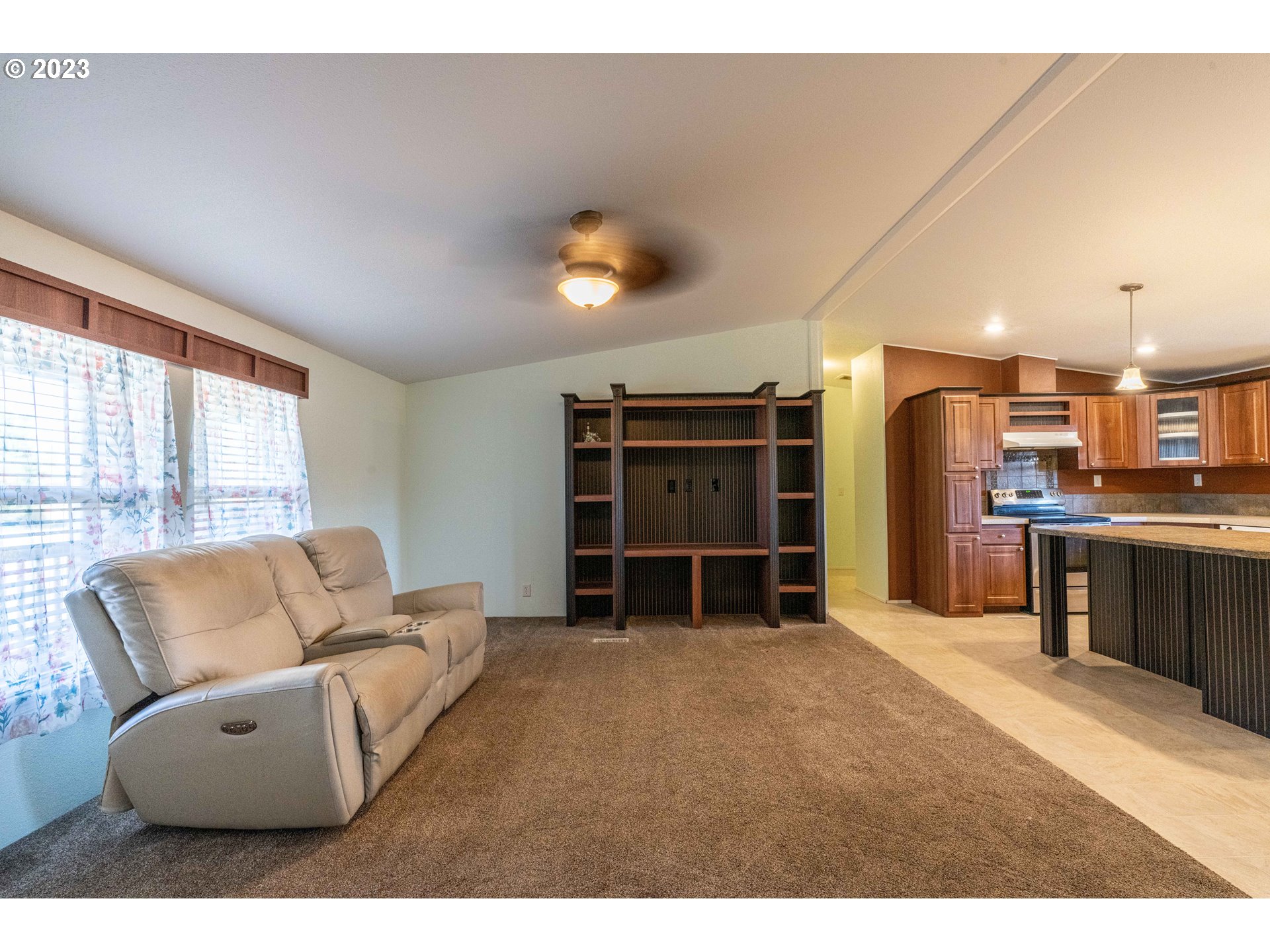 1005 Cedar Loop Lakeside, OR 97449 - Photo 4 of 32 Living Room