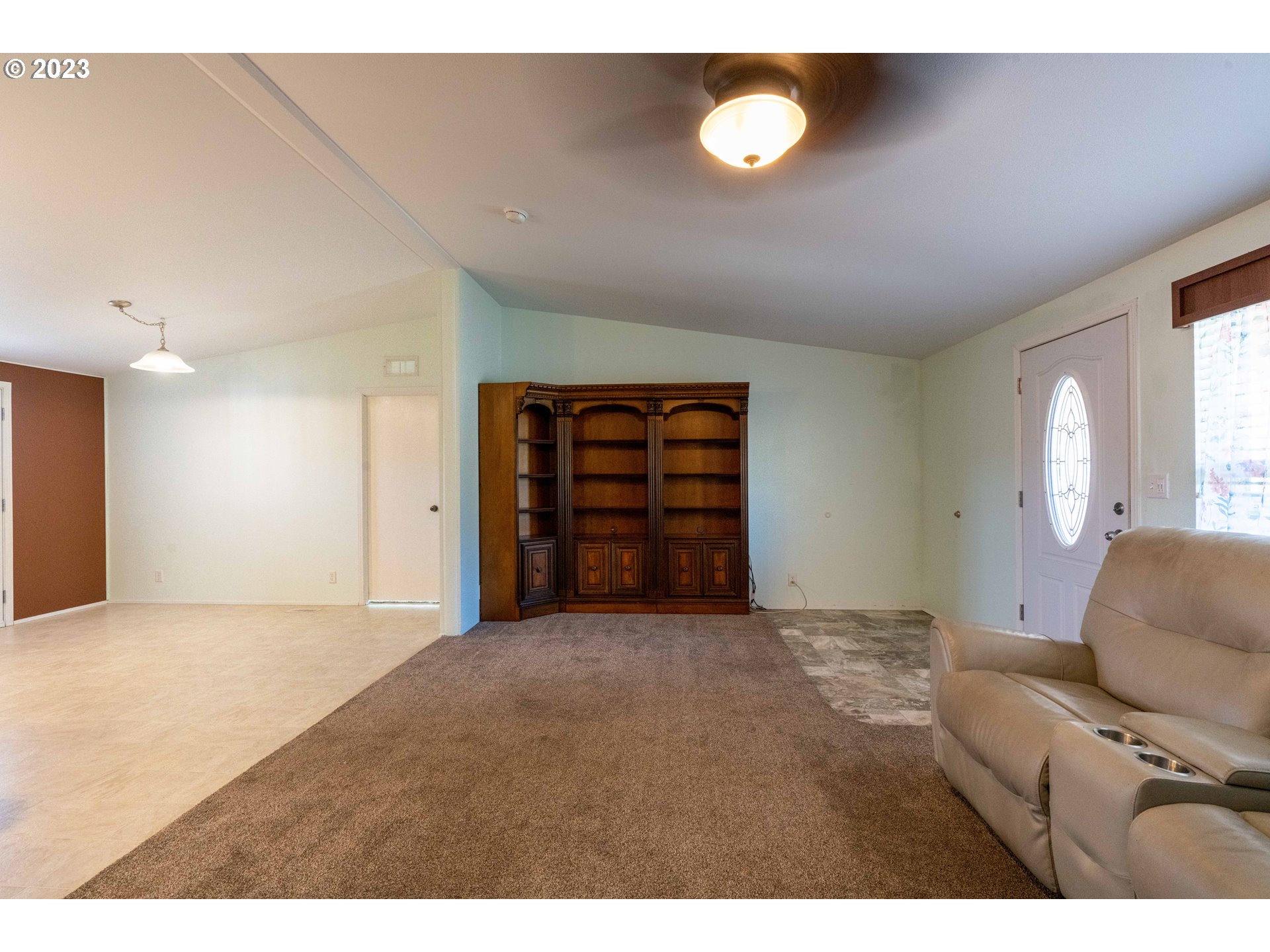 1005 Cedar Loop Lakeside, OR 97449 - Photo 5 of 32 Living Room/Entrance