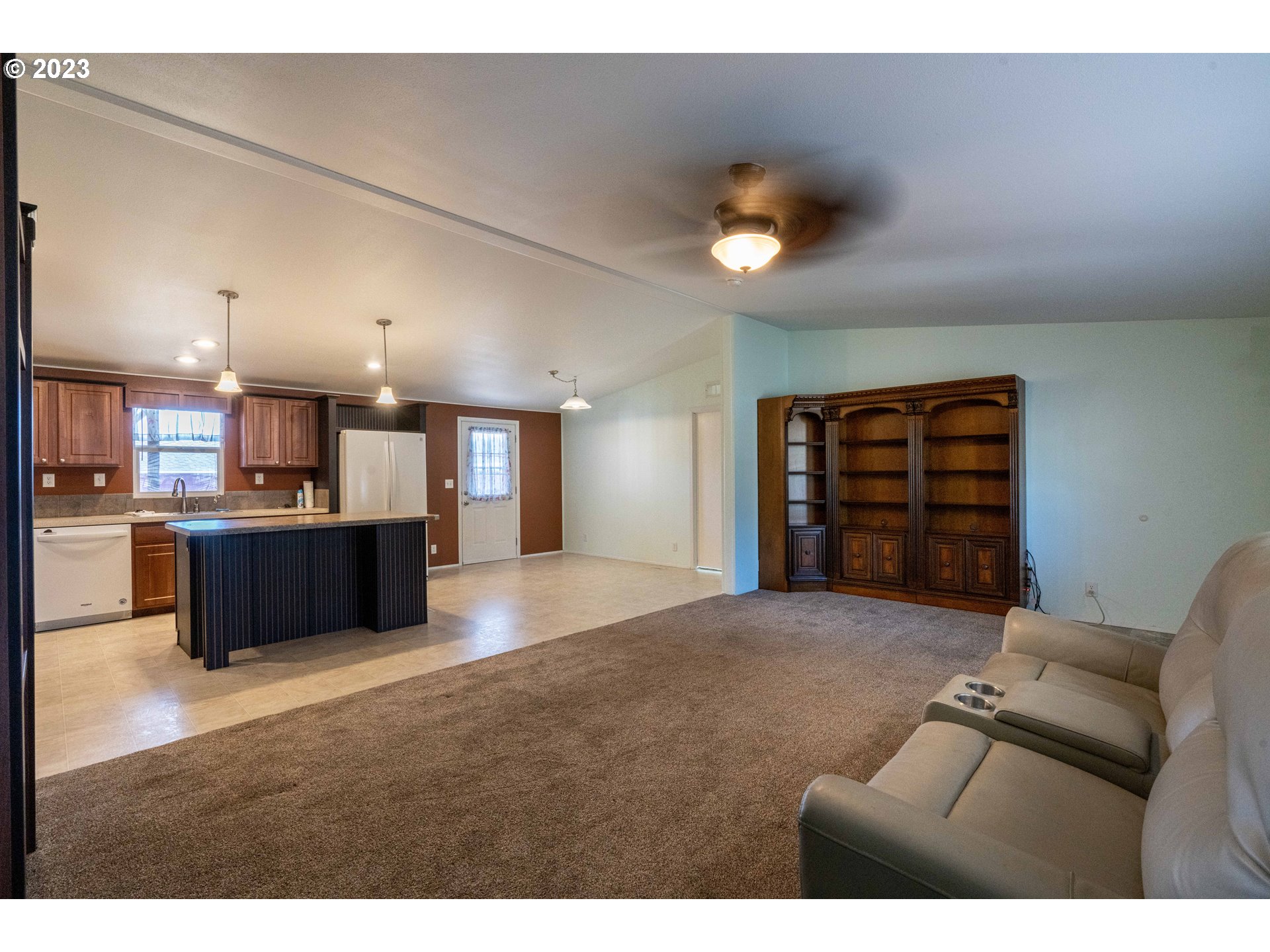 1005 Cedar Loop Lakeside, OR 97449 - Photo 6 of 32 Living Room/Dining Room