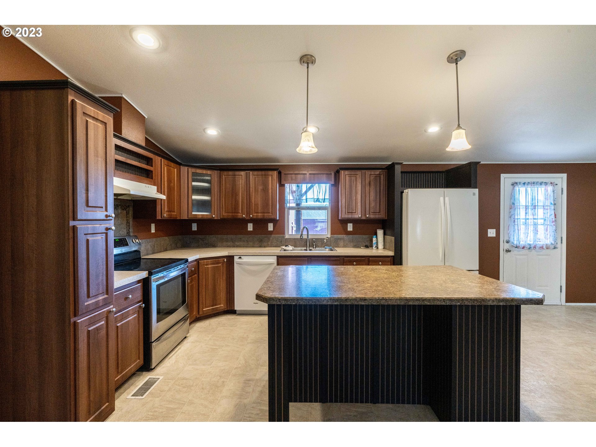 1005 Cedar Loop Lakeside, OR 97449 - Photo 8 of 32 Kitchen