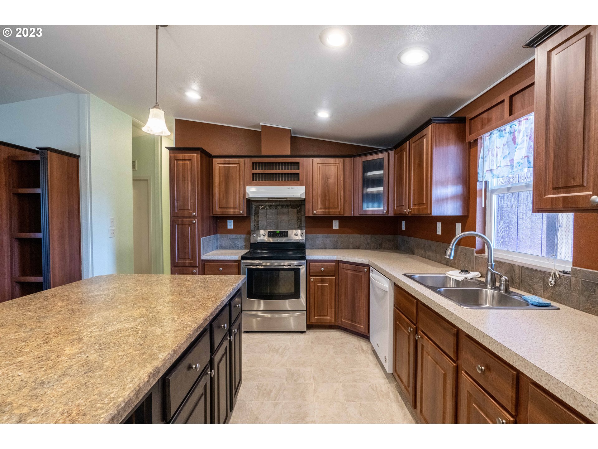 1005 Cedar Loop Lakeside, OR 97449 - Photo 9 of 32 Kitchen