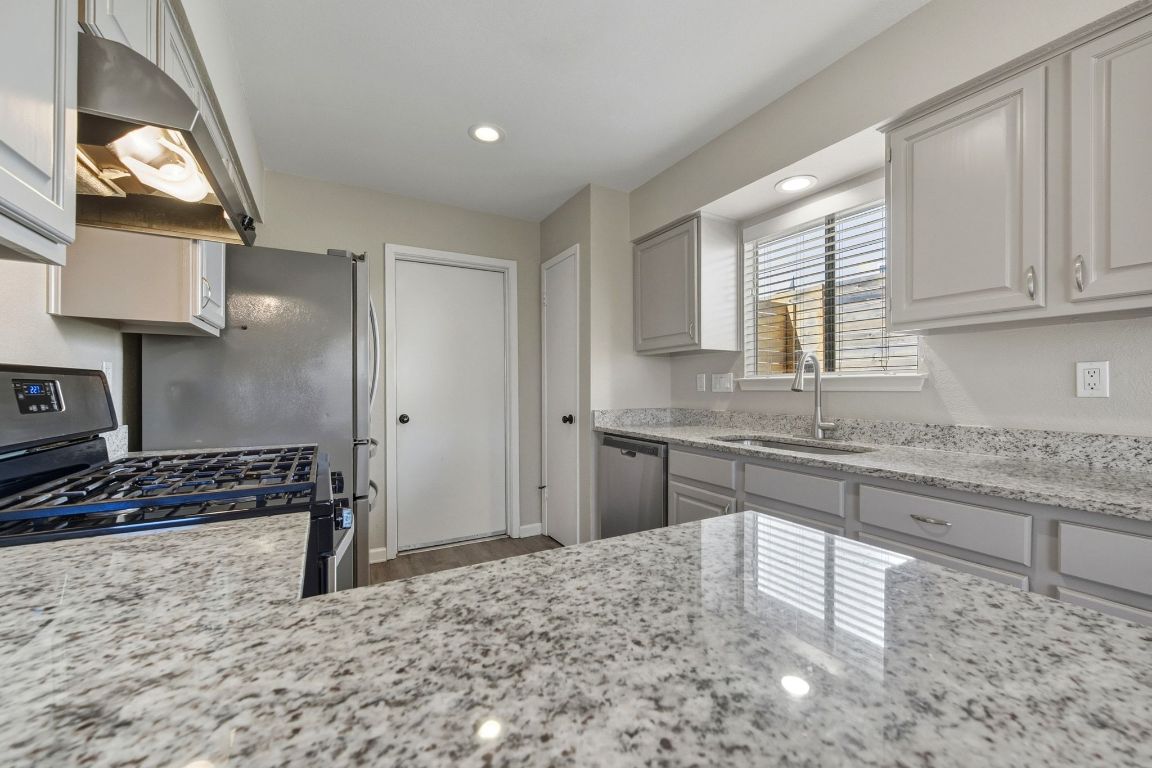 4615 Sidereal Drive Austin, TX 78727 - Photo 8 of 40 Entertaining is easy in the kitchen featuring gas cooking, stainless steel appliances, and granite countertops.