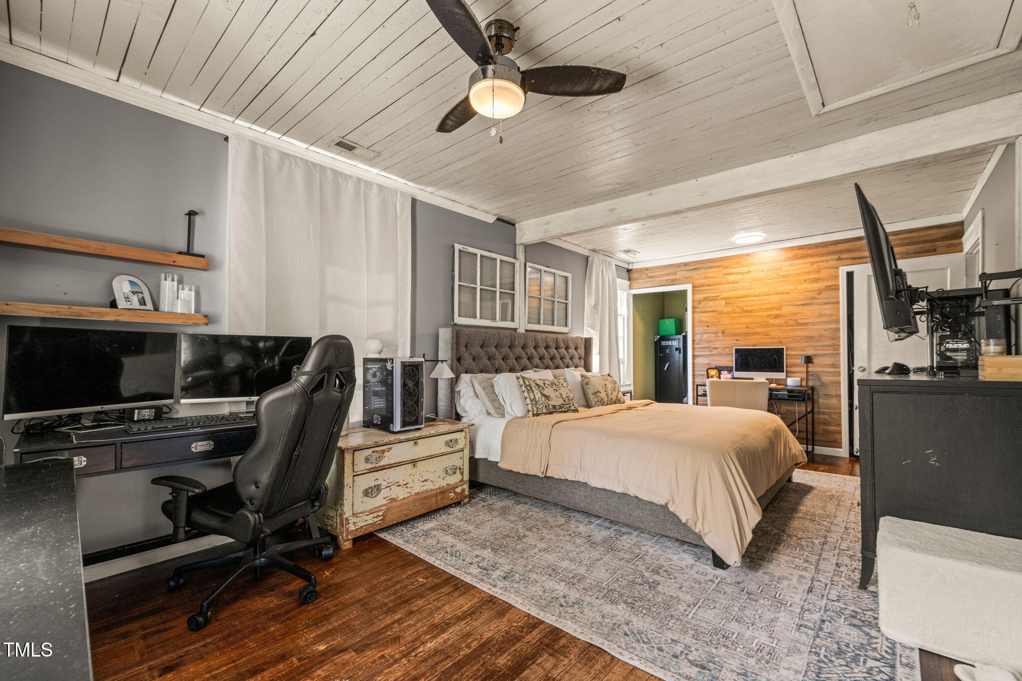 12601 Boyce Mill Road Raleigh, NC 27613 - Photo 10 of 35 a bedroom with a bed a desk and chair with the potted plant