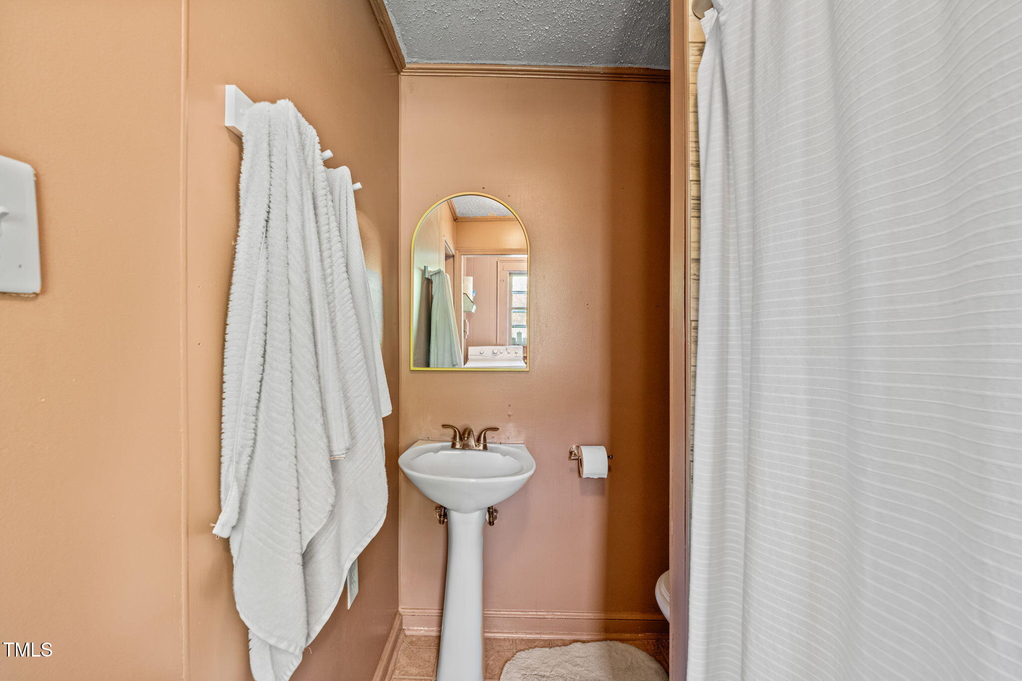 12601 Boyce Mill Road Raleigh, NC 27613 - Photo 17 of 35 a bathroom with a sink mirror and tub