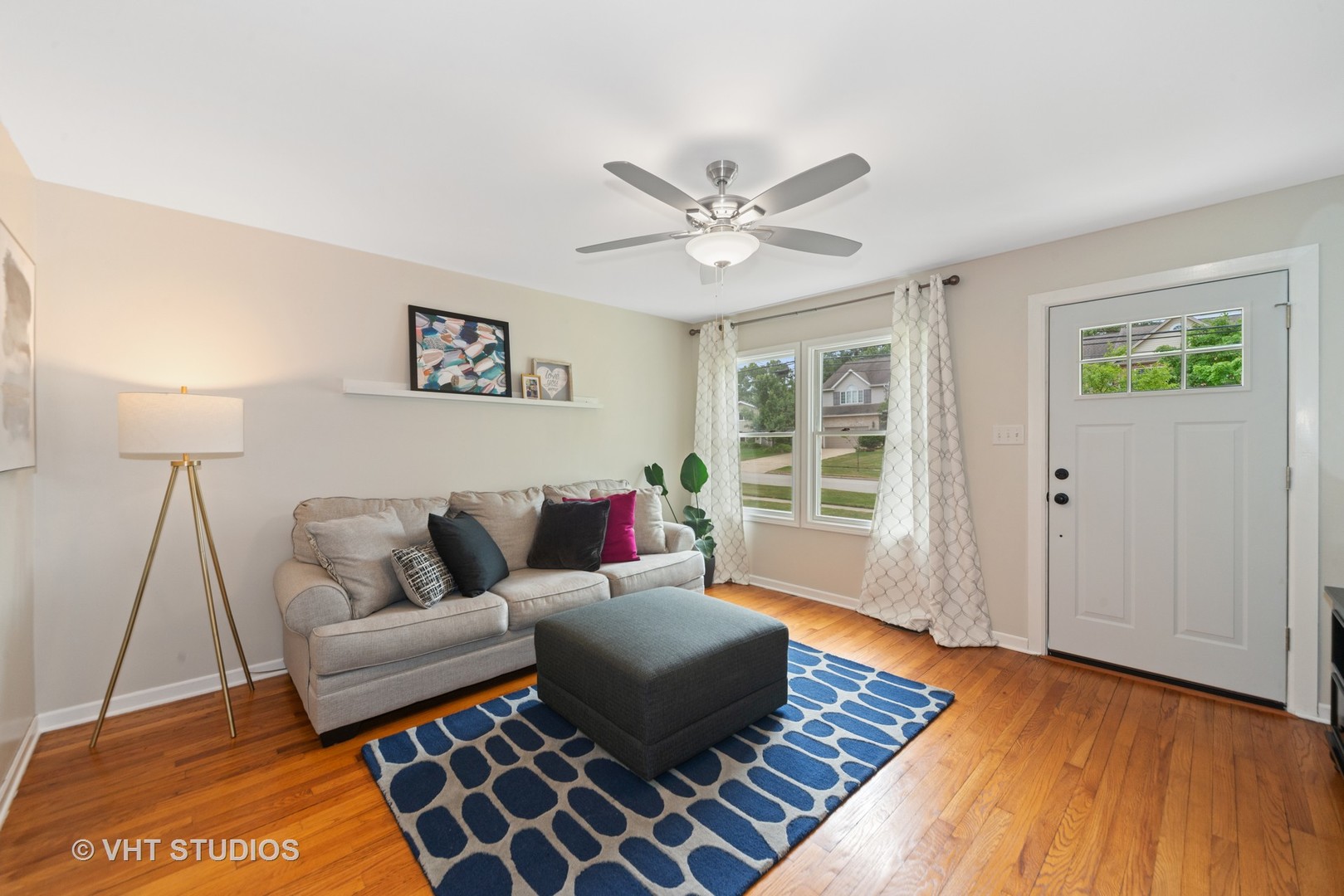 230 West Harrison Road Lombard, IL 60148 - Photo 2 of 31 a living room with furniture and a window