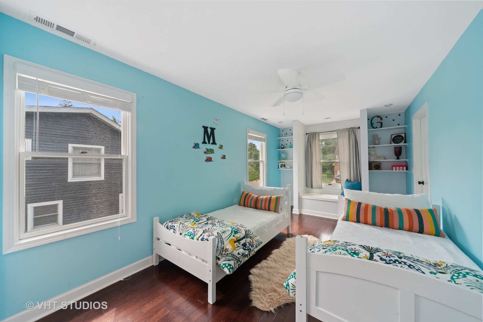 230 West Harrison Road Lombard, IL 60148 - Photo 16 of 31 a living room with furniture and a window