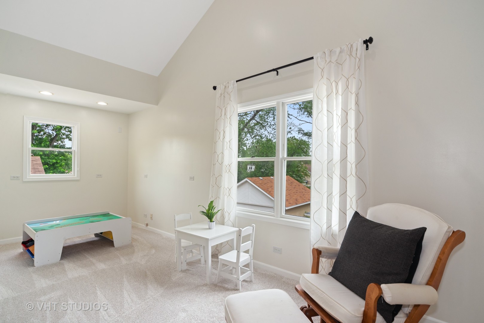 230 West Harrison Road Lombard, IL 60148 - Photo 19 of 31 a living room with furniture and a window