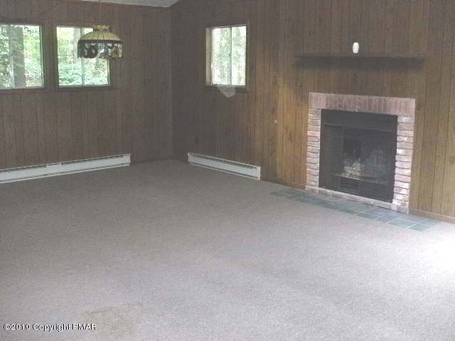 879 Ridge Road Gouldsboro, PA 18424 - Photo 2 of 7 Living Room