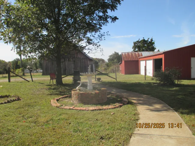 a view of a house with backyard
