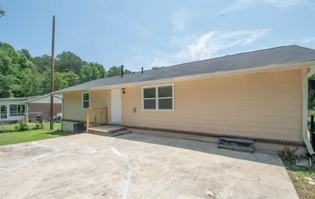a view of a house with a backyard