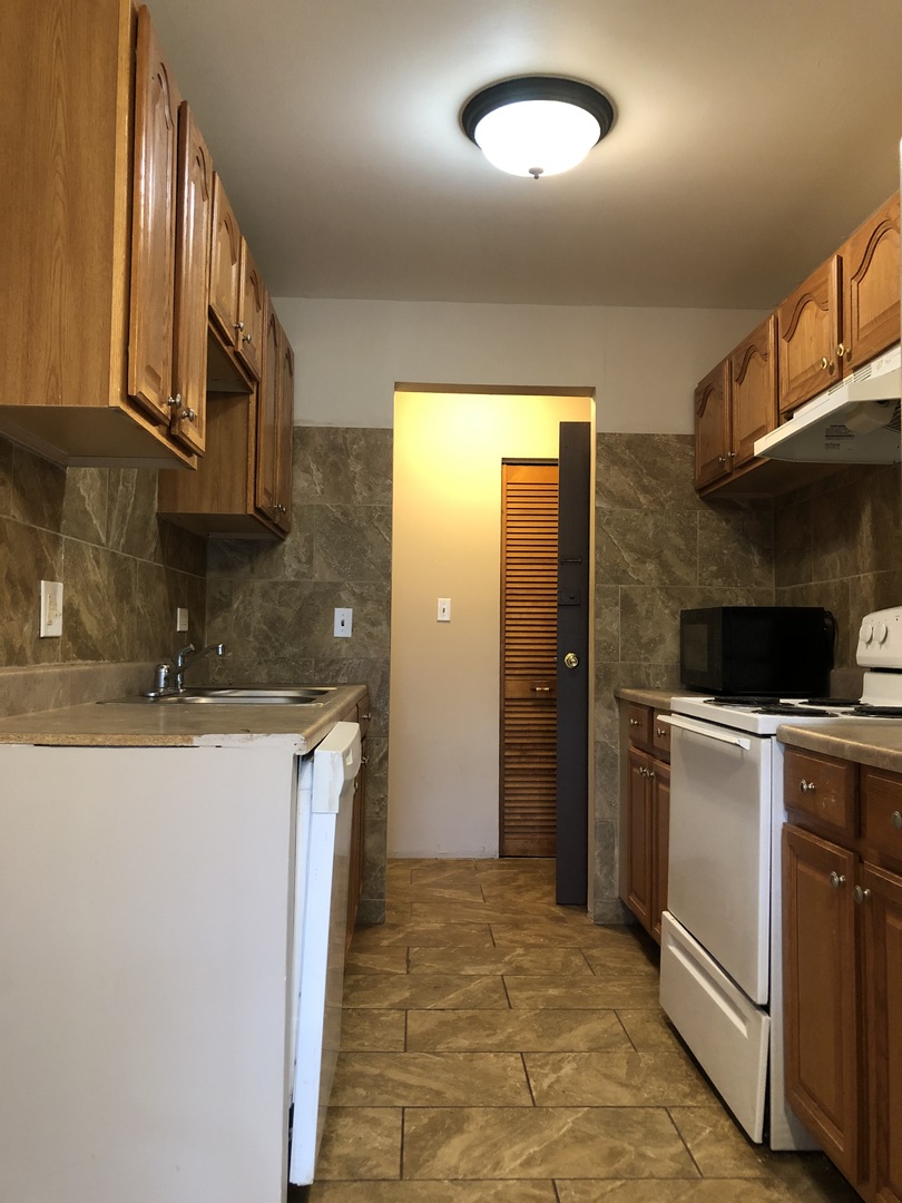 741 Elmhurst Road, Unit E Des Plaines, IL 60016 - Photo 11 of 12