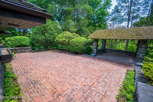 $5,250,000 | 14 Zaccheus Mead Lane, Greenwich, CT 06831