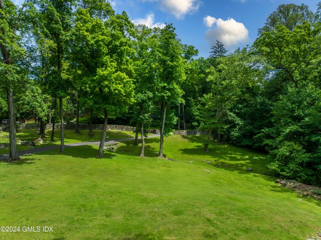 $5,250,000 | 14 Zaccheus Mead Lane, Greenwich, CT 06831