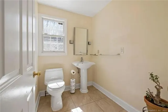 $769,900 | 10 Secor Road, Brookfield, CT 06804