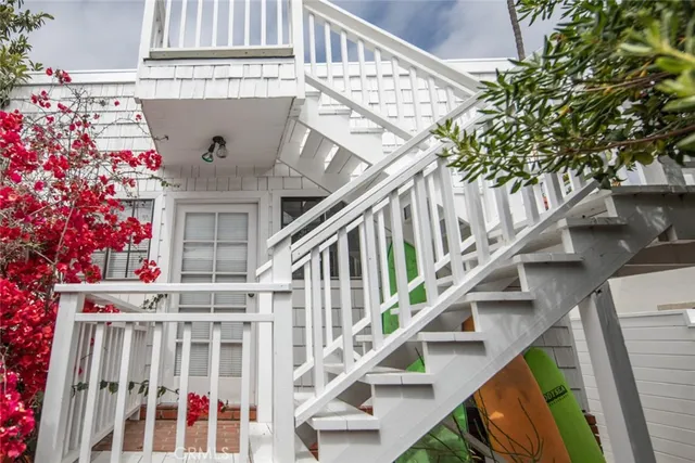 a view of entryway with a front door