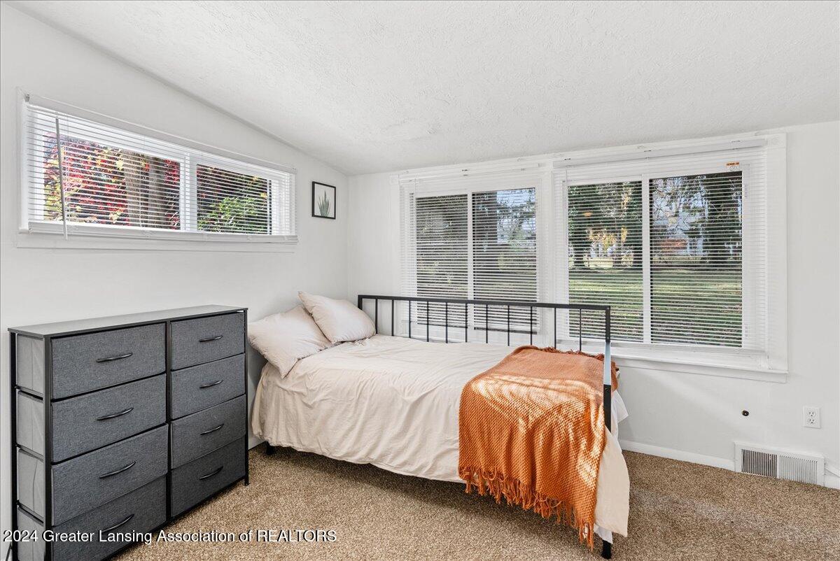 733 Bretton Road Lansing, MI 48917 - Photo 14 of 39 12-Media Jett - 20