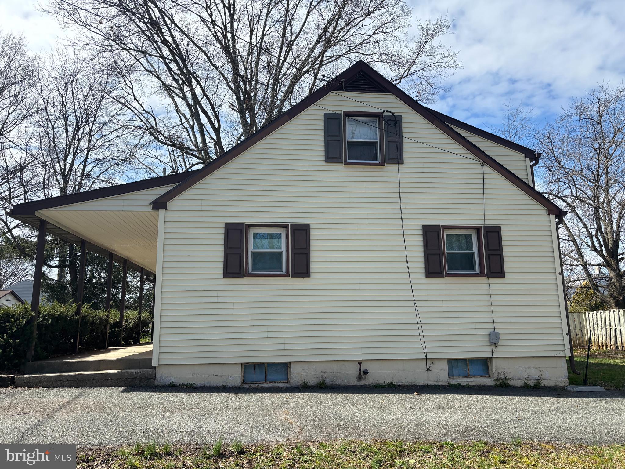 547 Broad Street Spring City, PA 19475 - Photo 3 of 13 driveway side